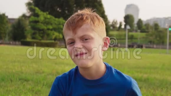 伤心的小男孩从夏天公园的阳光下皱起脸视频的预览图