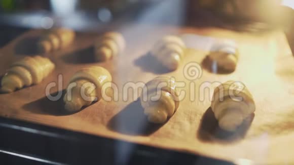 烤炉烤牛角面包的延时录像视频的预览图