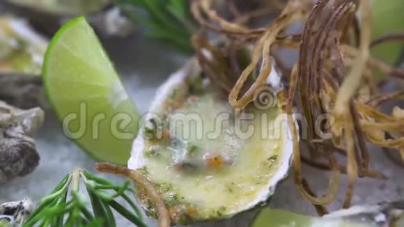 海鲜成分特写牡蛎烤奶酪洋葱和莱姆特写意大利菜配海鲜食物视频的预览图