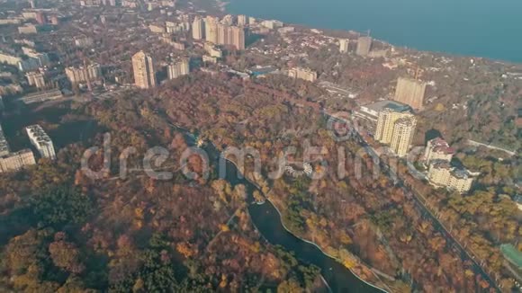 敖德萨中央公园佩雷莫希植物园和海岸线鸟瞰图视频的预览图