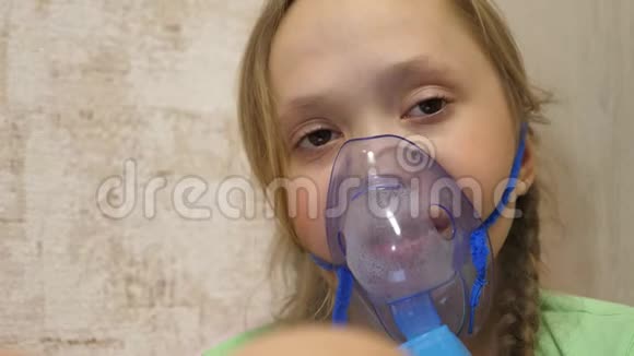 有药片的孩子生病了通过吸入器呼吸特写镜头给小女孩戴上吸入面罩视频的预览图