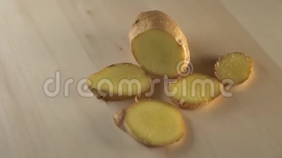 多汁的成熟姜根片放在木质表面视频的预览图