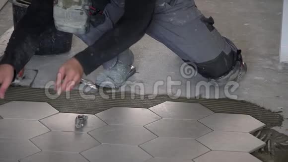 专业工人铺设地板上的六角石块砖视频的预览图