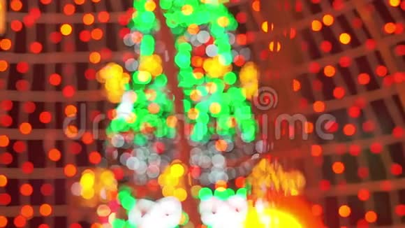 抽象模糊的圣诞灯波克背景的圣诞树和加兰冬季假期概念视频的预览图