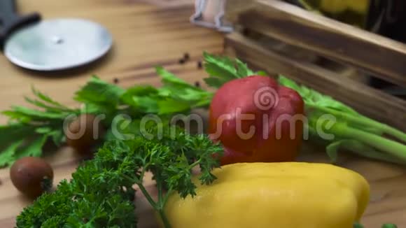 食品成分重塑蔬菜和热披萨在木桌上新鲜配料的意大利传统披萨食物视频的预览图