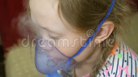 有药片的孩子生病了通过吸入器呼吸特写镜头给小女孩戴上吸入面罩视频的预览图