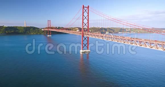 里斯本标志性建筑4月25日大桥的空中景观Ponte25deAbril一座钢吊桥穿过Tagus河视频的预览图