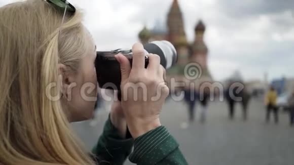 俄罗斯圣巴西尔大教堂金发游客拍照视频的预览图