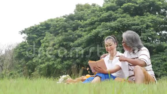 老两口夫妻俩在公园野餐心情愉快地休息着视频的预览图