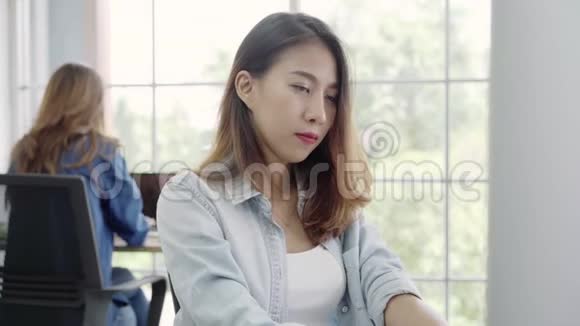 亚洲创意商业女性集思广益创造工作在办公室女性一起工作在工作场所视频的预览图