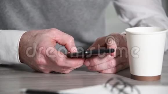 男性手在智能手机上打字视频的预览图