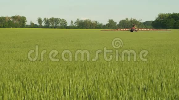喷洒除草剂的专用拖拉机用于喷洒杂草大麦田间化学喷洒农药或视频的预览图