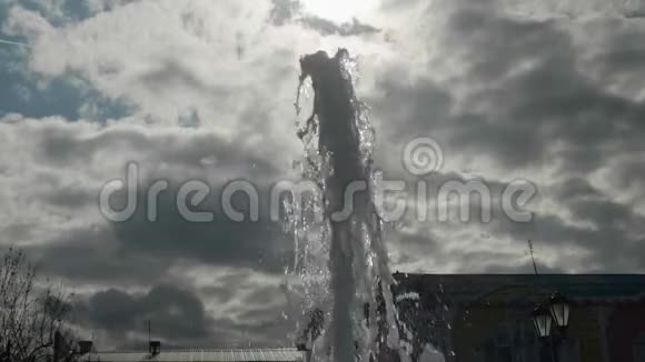 高喷泉流的缓慢运动与背景上的重云相反视频的预览图