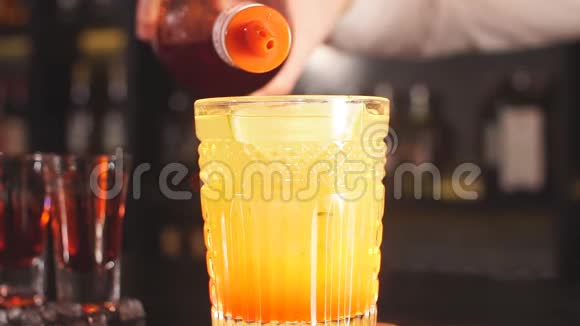 酒保将糖浆倒入异国水果鸡尾酒中视频的预览图