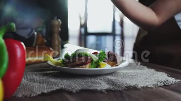 早餐浸蛋用吐司制成的生菜肉视频的预览图