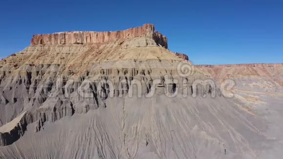 犹他沙漠谷地钢灰色泥岩地层的厂丘视频的预览图