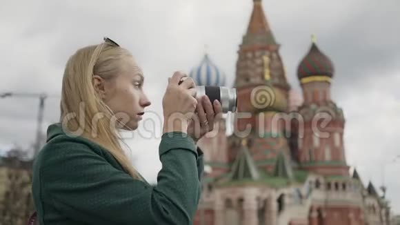 金发摄影师拍摄圣巴西尔大教堂俄罗斯莫斯科视频的预览图