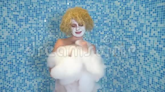 幸福美丽的女人在豪华公寓里洗澡的时候她的身体上有泡沫跳舞视频的预览图