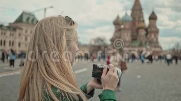 俄罗斯莫斯科圣巴西尔大教堂金发游客拍照视频的预览图