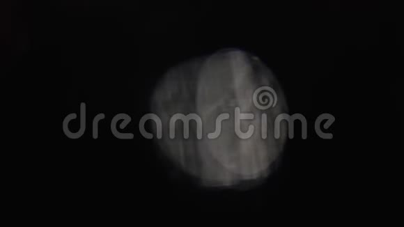 暗淡的孤独的离焦耀斑在黑暗中慢慢漂浮视频的预览图