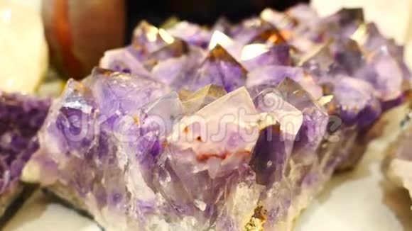 有大水晶的紫晶石视频的预览图