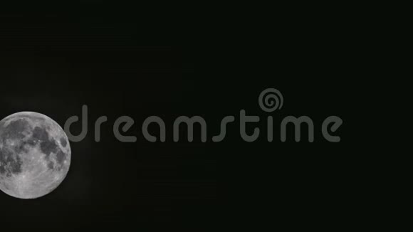 月亮穿过夜空视频的预览图
