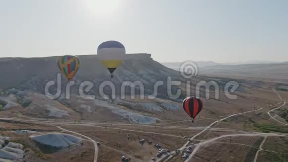气球在突出的山脉中飞过山谷朝阳引来长长的阴影克里米亚白岩视频的预览图