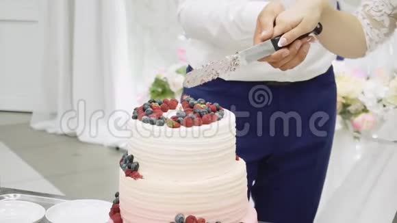新婚夫妇用刀切结婚蛋糕视频的预览图