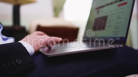 笔记本电脑上男性打字的特写一个在笔记本上工作的人视频的预览图