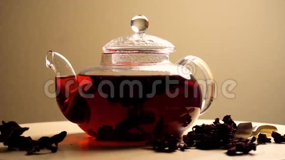 旋转茶壶与红色卡卡德茶视频的预览图