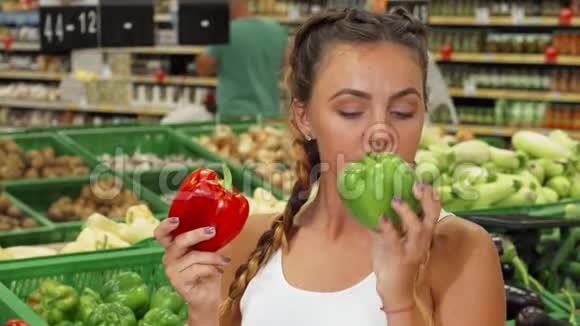 在超市里闻着辣椒的美女视频的预览图