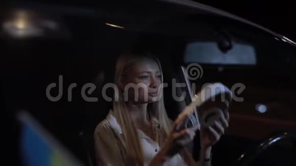 女司机晚上在车上戴耳机视频的预览图