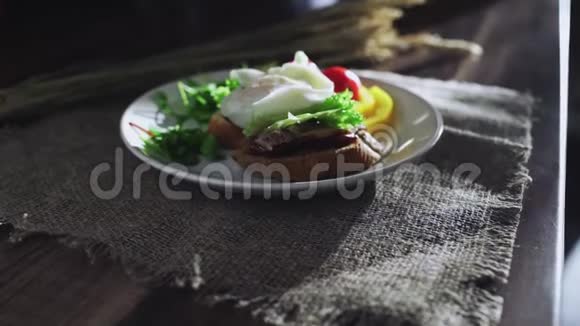 完美的布鲁切塔煮蛋在桌子上视频的预览图