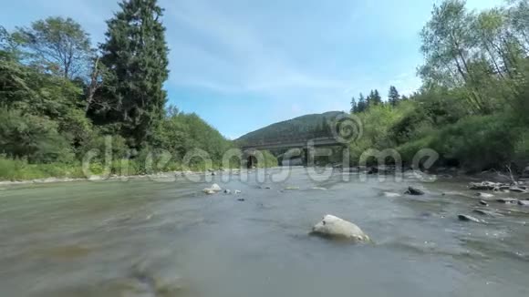 喀尔巴阡山一条浅山河水流湍急底部有岩石4K时程拍摄视频的预览图