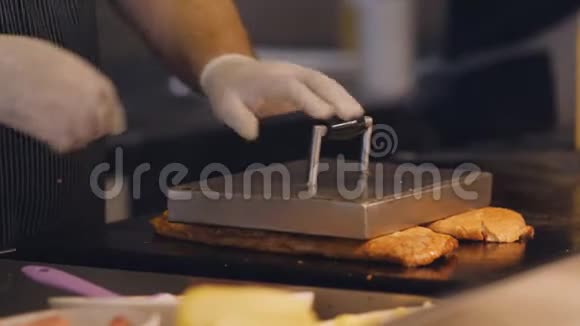 一个厨师烤一条面包从四面八方在一个热金属盘子上烤一个三明治视频的预览图
