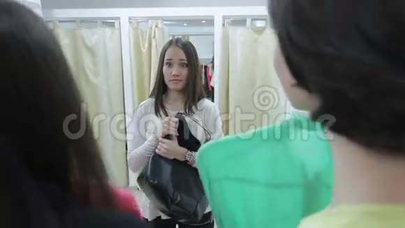 女青年躲在更衣室的商店里卖东西的视频的预览图