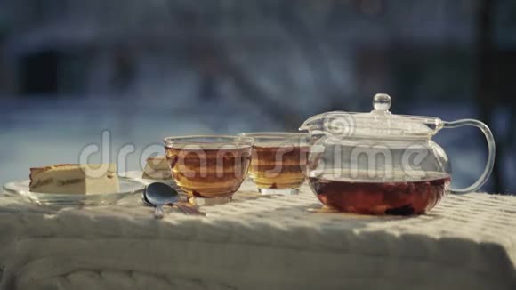 在寒冷的空气中喝着烟熏茶和甜点的平静生活视频的预览图