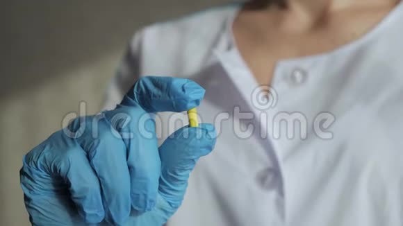 女医生研究药物成分盯着药丸特写视频的预览图