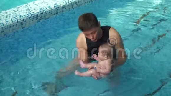 教练教宝宝潜水视频的预览图