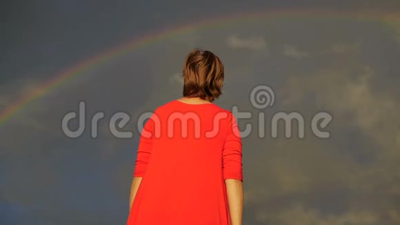 在彩虹天气里竖起大拇指的女人视频的预览图