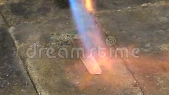用燃气燃烧器加热银坯视频的预览图