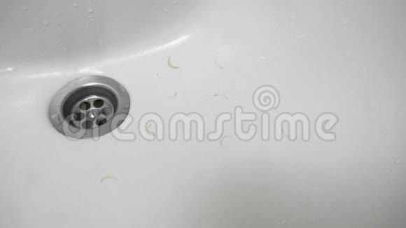 在洗手池或洗手盆里用水清洗指甲视频的预览图