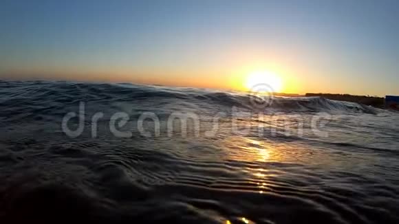 日落时美丽的海景波浪缓慢移动潜水海底视频的预览图