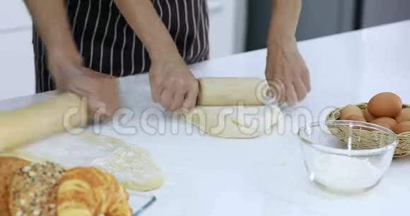 两个人在一个搅拌碗里筛面粉视频的预览图