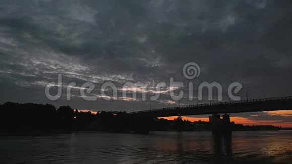 日落时的桥河和云视频的预览图