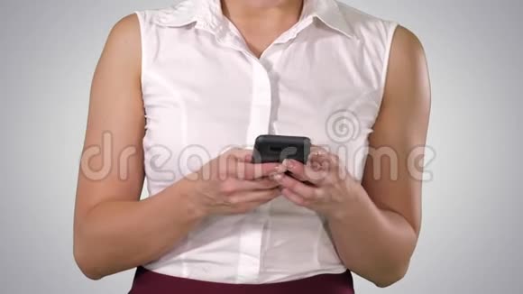 女人手拿手机阿尔法频道视频的预览图