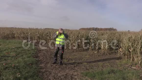 农民在受损的玉米地视频的预览图