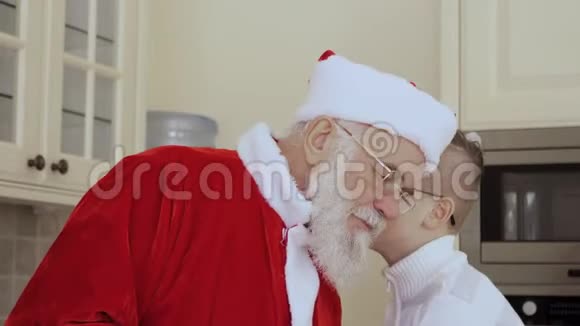这个男孩在圣诞老人的耳边低语秘密视频的预览图