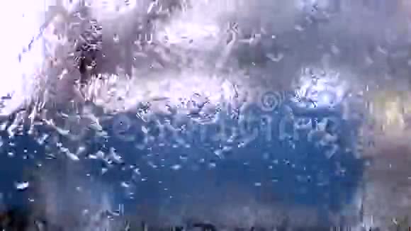 窗户玻璃上的雨视频的预览图
