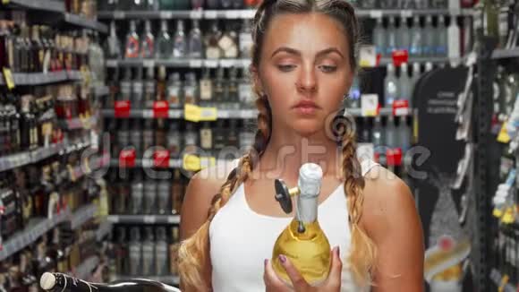年轻女子一边在店里采酒一边迷茫视频的预览图